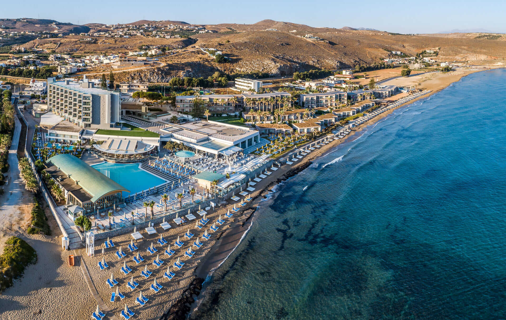 Arina Beach hotel. A member of the partner hotels, where the tennis coach of Tennis in Crete gives lessons and training.