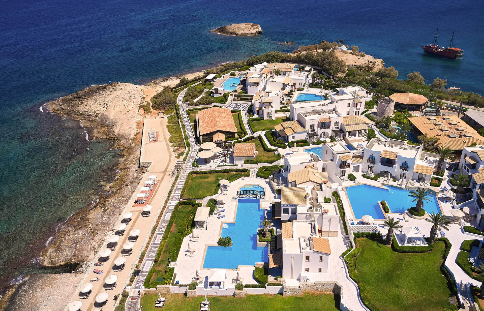 Knossos Villas hotel. A member of the partner resorts, where the tennis coach of Tennis in Crete gives lessons and training.