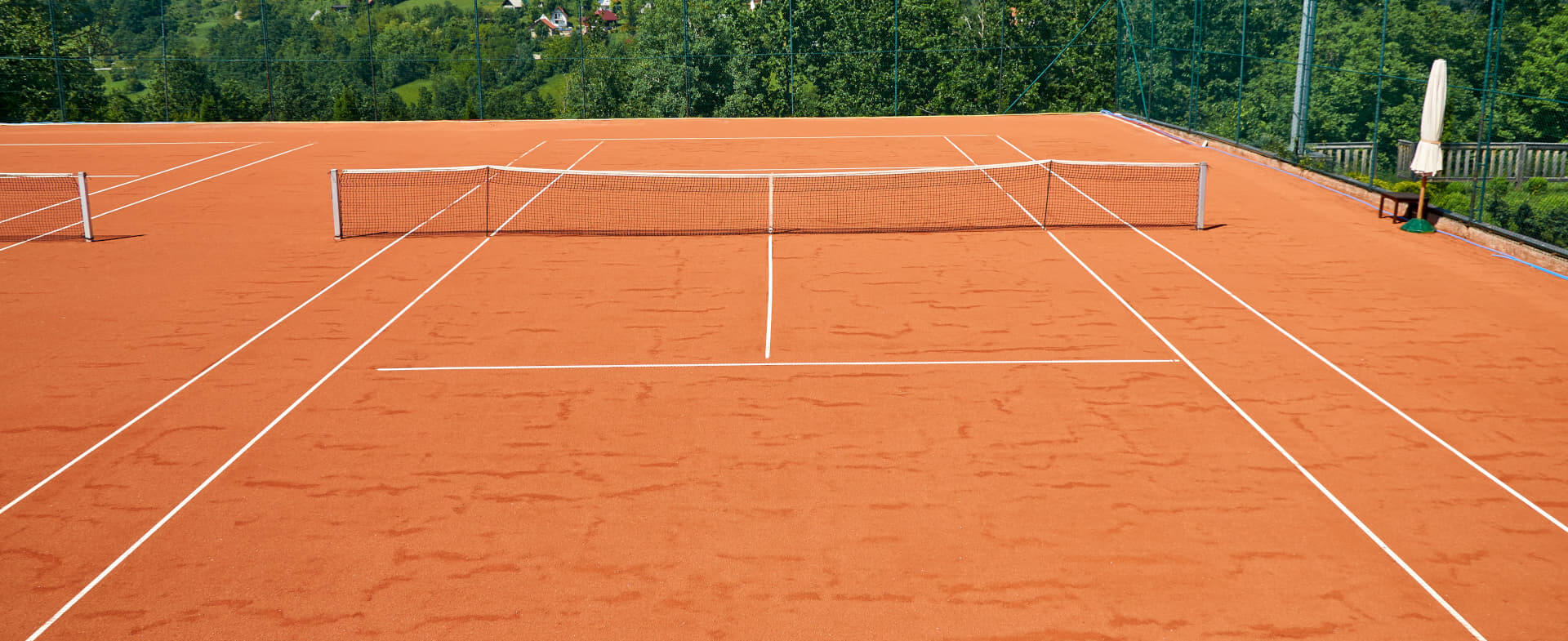 Sandplatz, auf dem Aktivitäten wie Einzeltraining, Gruppentraining, Sparring und Konditionstraining durchgeführt werden.