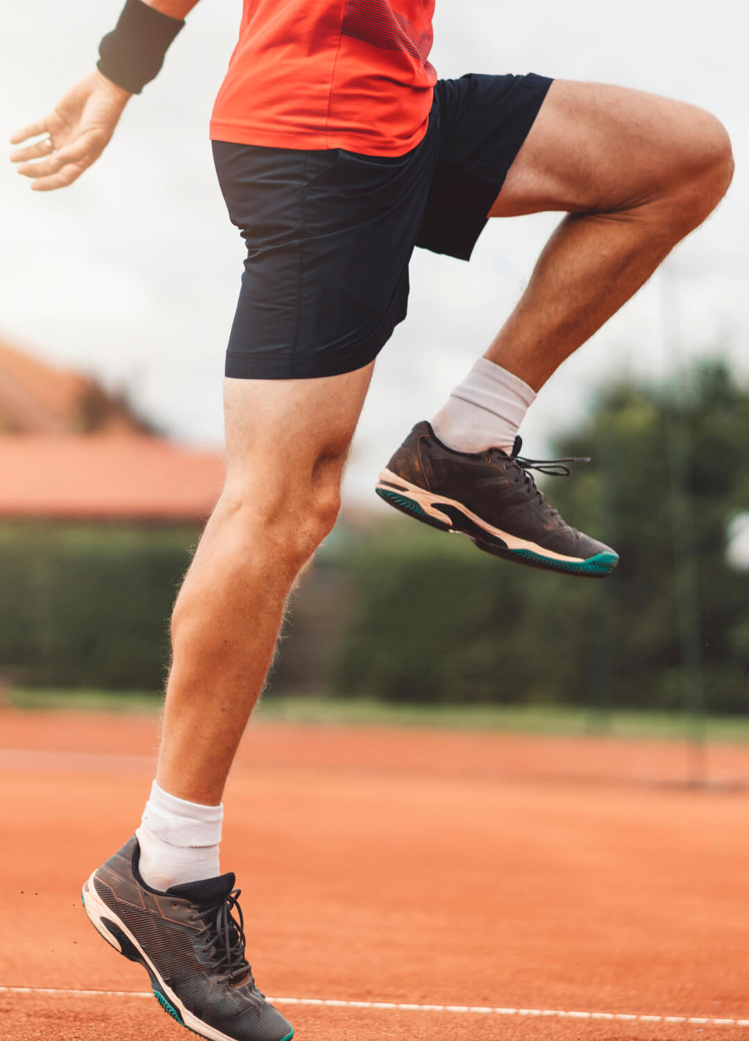 Tennisspieler beim tennisspezifischen Körpertraining auf dem Tennisplatz.